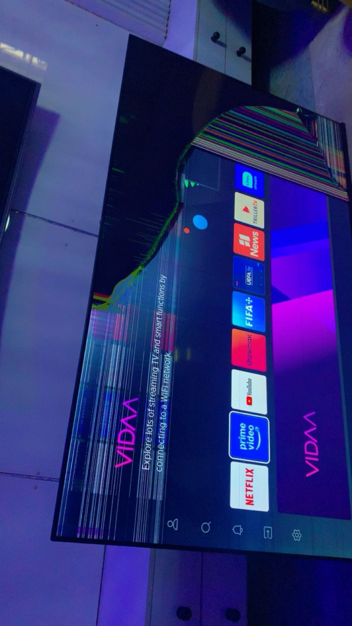 A spoilt tv screen hissense 65 inches tv 